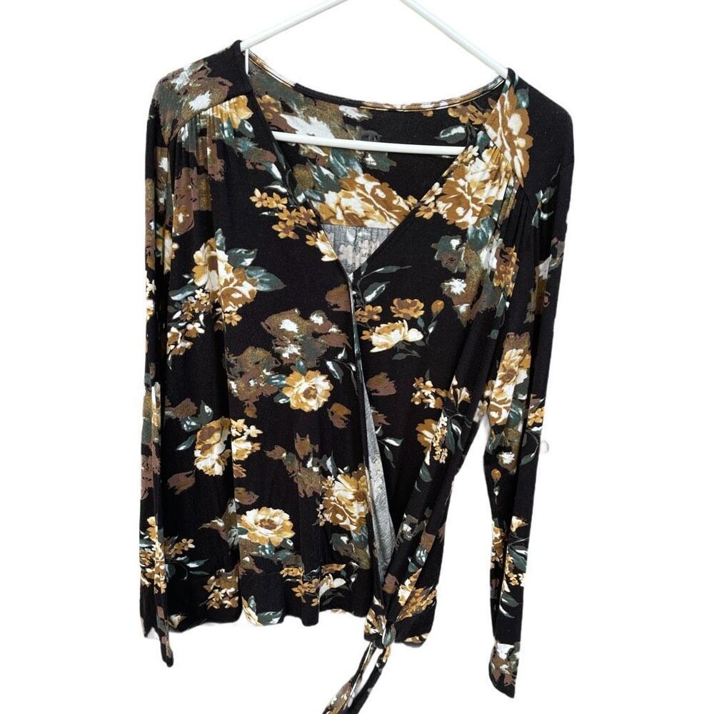 AJ  Andrea Jovine size L faux tie front blouse. Semi sheer floral blouse